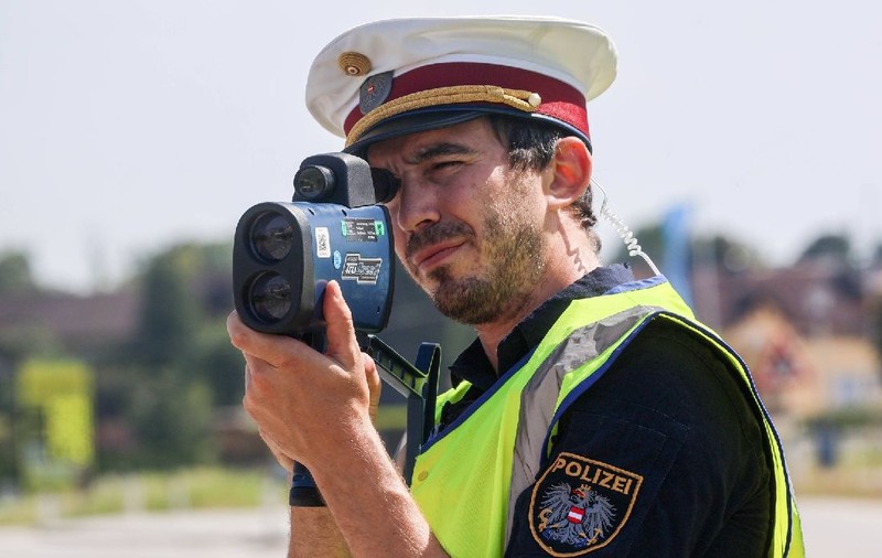 Șofer român lăsat și fără mașină și fără permis, când a fost prins cu 221 km/h pe autostradă, în Austria