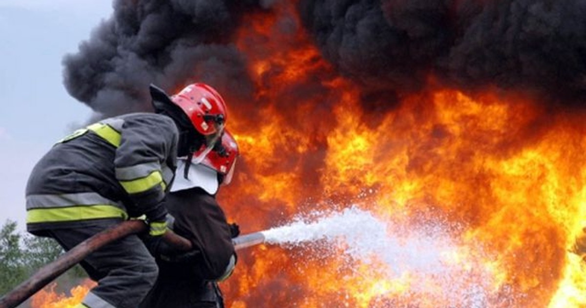Incendiu puternic pe un șantier din Iași