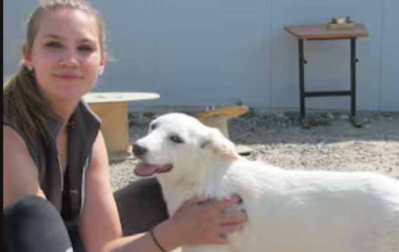 Kerstin Cook, fostă Miss Elveția, voluntar la adăpostul pentru animale din Galați: „Pe Icy l-am adoptat de aici, mi-a furat inima”