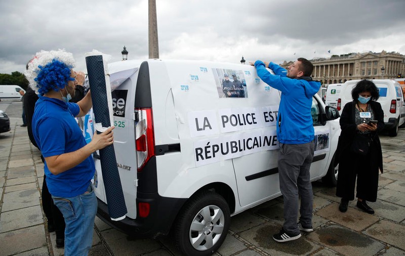 Polițiștii francezi nu vor să renunțe la metoda ”strangulării”. Protest cu girofaruri pornite la Arcul de Triumf din Paris