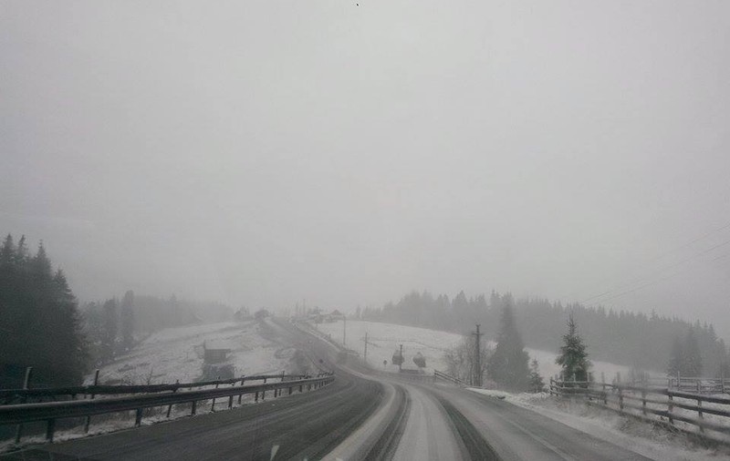 Iarna revine în forță în Pasul Tihuța! Ninge de 12 ore