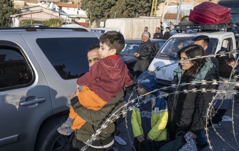 Marea migrație înapoi în Siria. Drumurile sunt blocate de oamenii care se întorc acasă după căderea regimului Bashar al-Assad