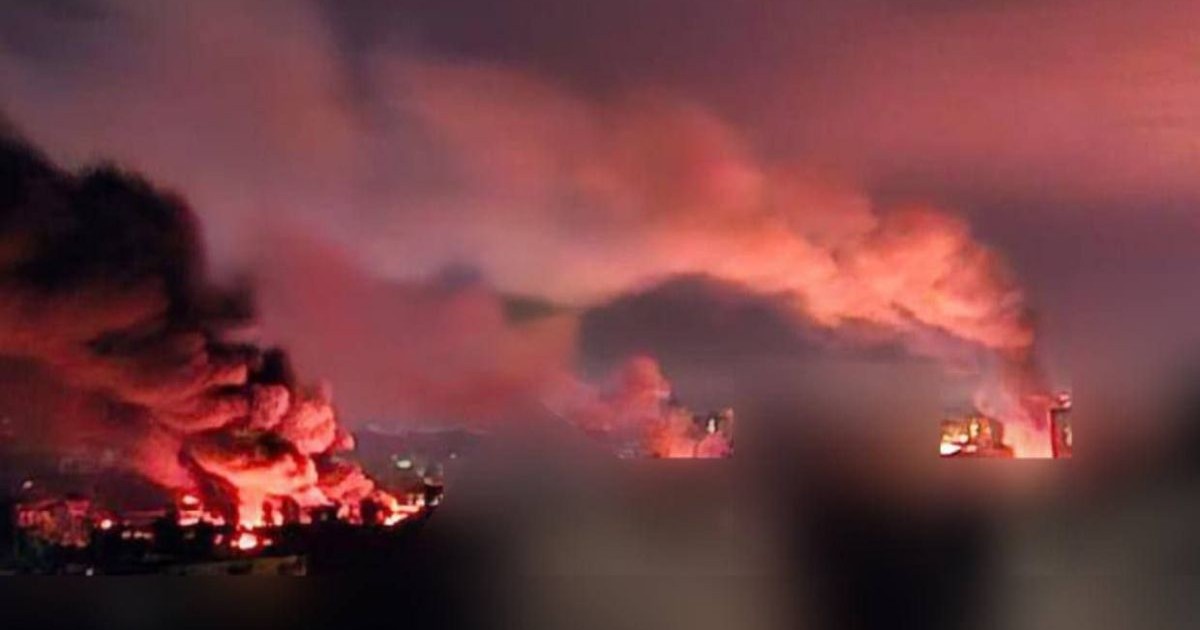 În depărtare se vede un fum gros și clădiri în flăcări, la Kiev, 23-24 mai 2025 Foto: Telegram/ Captură video