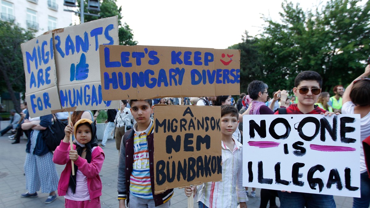 Mai mulți oameni au ieșit pe străzile din Budapesta pentru a-i susține pe migranți înainte de referendumul de duminică