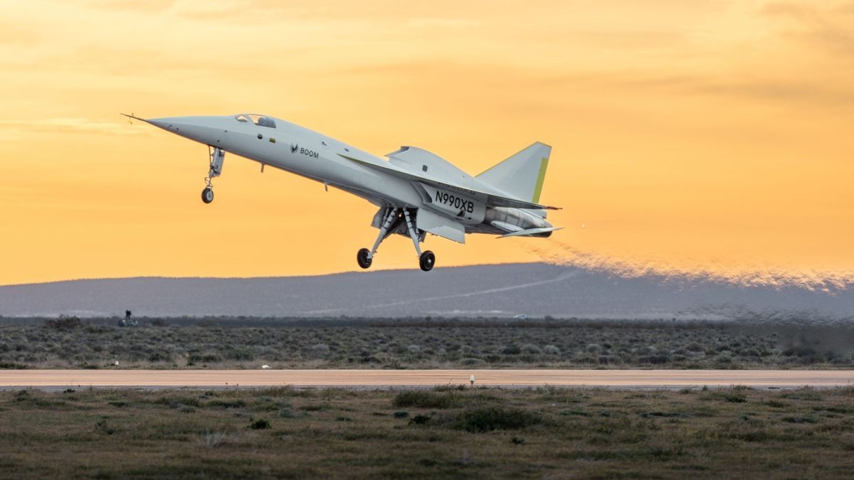 Aeronava demonstrativă XB-1 de la Boom Supersonic, care își finalizează al doilea zbor de testare pe 26 august 2024 în Mojave Air and Spaceport, California, SUA