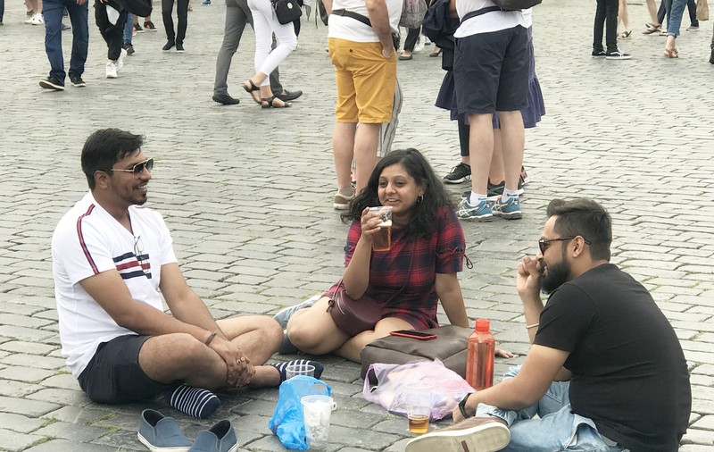 Turiștii din Praga nu mai au voie să bea alcool pe stradă. Riscă o amendă de până la 400 de euro