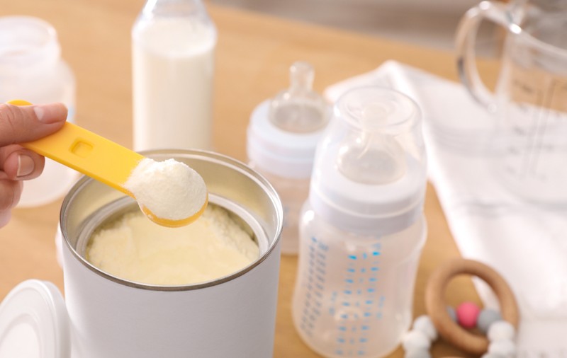 Loturi de lapte praf Nestlé, retrase din Auchan, Selgros și Kaufland după depistarea Bacillus cereus pe linia de producție