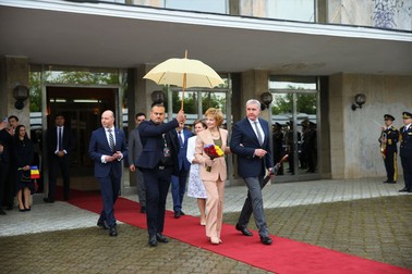 Covor roșu până la vagoane pentru Maiestate Sa Margareta Custodele Coroanei și ASR Principele Radu