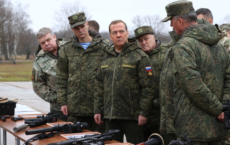 Dmitri Medvedev avertizează că Moscova va riposta nuclear dacă Ucraina atacă, folosind arme occidentale, locurile din care Rusia își lansează rachetele