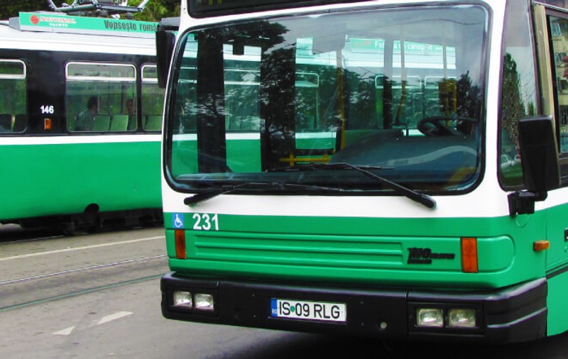 O femeie a fost lovită de un autobuz care nu avea frâna de mână trasă, în Iași. Autobuzul a izbit o altă mașină și o tonetă cu pepeni