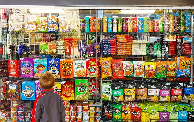 Copiii sunt manipulați de ambalajele „lipsite de etică” ale alimentelor nesănătoase pentru a le face poftă de dulciuri | Studiu
