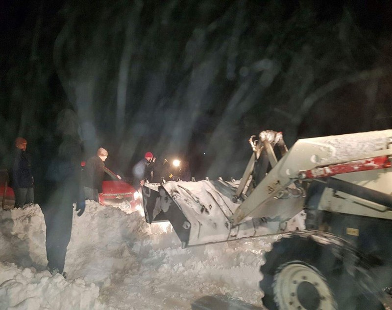 O ambulanță cu pacient a rămas blocată în zăpadă în Constanța. Se circulă în condiții de iarnă pe toate drumurile județene