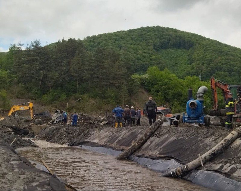 Salina Praid a fost închisă turiștilor din cauza inundațiilor. Pompierii acționează de 4 nopți, în condițiile în care în zonă plouă încontinuu