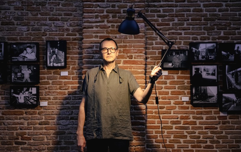INTERVIU. De la transhumanță la oile care sunt duse la munte cu mașina. Un fotograf român a urmărit timp de 15 ani ciobanii din șase țări: „Mersul pe jos nu ajută doar omul, ci și oaia”