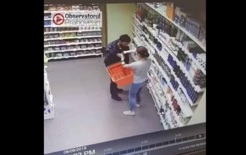 VIDEO | Cum mai fură hoții din Ploiești. Unul dintre ei s-a dus îmbrăcat cu o geacă groasă, ca să aibă unde să depoziteze „prada”