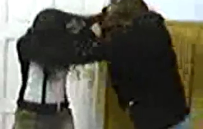 LOCAL KOMBAT la şcoală! Două eleve s-au LOVIT CU PUMNII ŞI CU PICIOARELE, în clasă | VIDEO