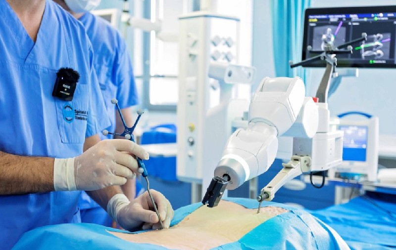 Tehnologia care îndreaptă vieți, dar costă o avere. Poveștile tinerilor care au învins scolioza datorită chirurgiei robotice și realitatea dură din spitalele din România