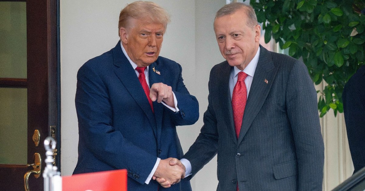 Președintele american Donald Trump îl primește pe președintele turc Recep Tayyip Erdogan înaintea întâlnirii lor de la Casa Albă. 25 septembrie 2025