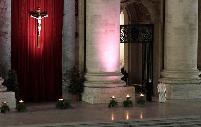 VIDEO | Papa Francisc a condus procesiunea “Calea Crucii” din Vinerea Sfântă. Pentru al doilea an la rând evenimentul din Piața Sfântu Petru are loc fără credincioși