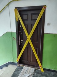 Ușa apartamentului în care a avut loc crima. Fotografie via Știri-Neamț
