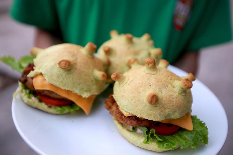 Într-un restaurant din Hanoi se vând burgeri în formă de coronavirus FOTO: EPA-EFE/LUONG THAI LINH