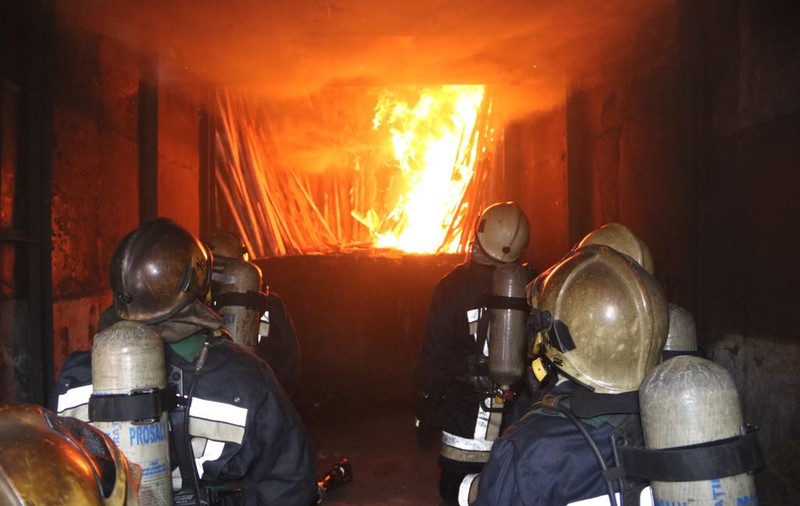 EXCLUSIV/ Buncărele incandescente, locul în care pompierii învață să ”citească” focul. Temperaturile depășesc, la antrenamente, 1.000 de grade Celsius