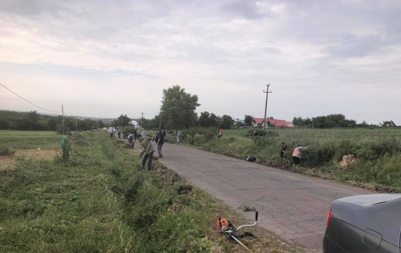 FOTO: Polițiști, consilieri locali și angajații unei primării din Vaslui, încolonați de edil și duși la curățatul șanțurilor