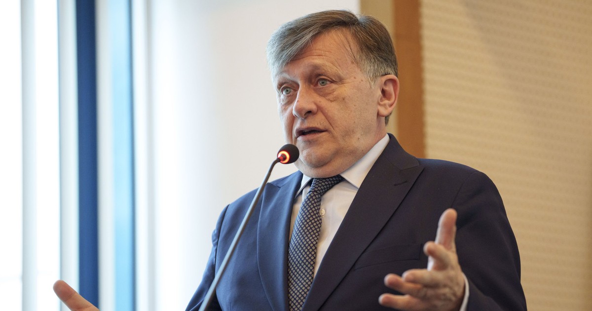 Crin Antonescu surprins în timp ce gesticula în cadrul unui eveniment desfășurat la Biblioteca Națională - 14 aprilie 2025.