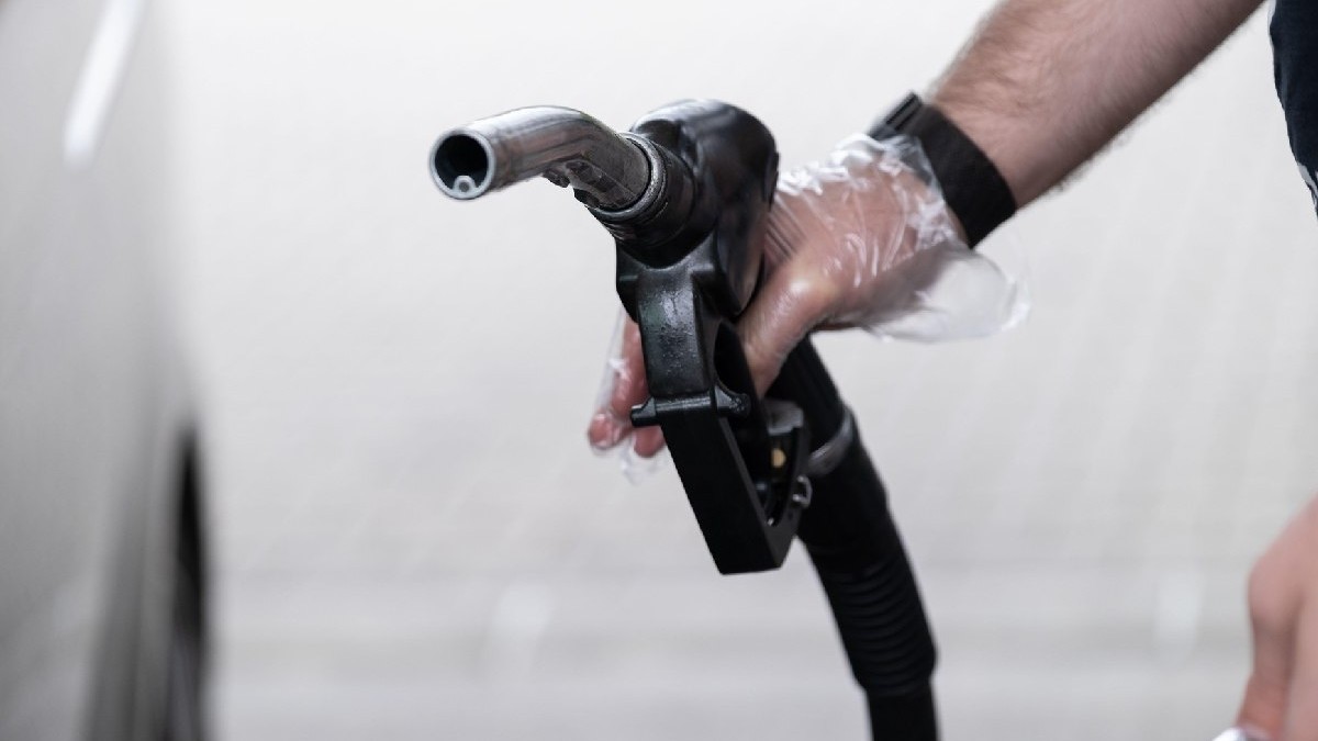 Bărbat alimentând un vehicul cu motorină la o benzinărie. Foto: Profimedia Images