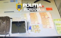 Un bărbat de 66 de ani a fost reținut în Vama Galați după ce a furat o borsetă cu 3.000 de euro dintr-un restaurant din Aeroportul Otopeni. Imagine cu caracter ilustrativ. Foto: Poliția Română