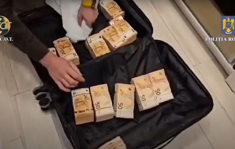 Trei persoane arestate, peste 850.000 de lei și 660.000 de euro - confiscați, într-un dosar de „infracțiuni informatice”