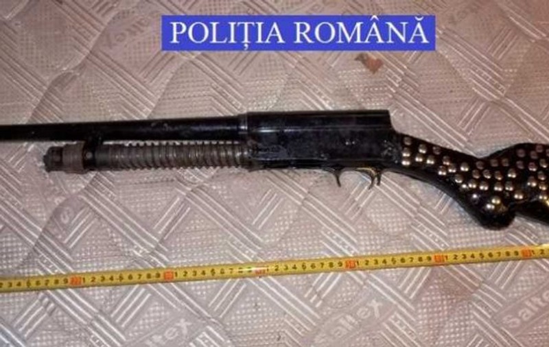 Arsenal de arme, în focarul din Țăndărei. Deutsche Welle: Sunt puștile de asalt AK-47 confiscate acum zece ani de la clanurile de interlopi