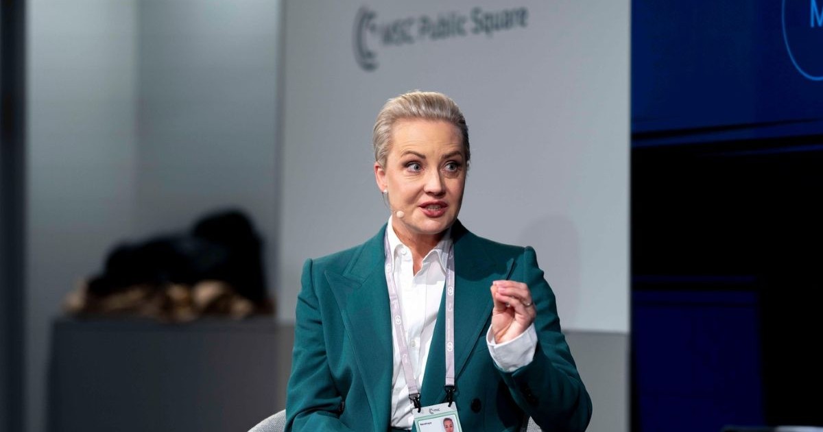 IULIA NAVALNAIA, președinta Consiliului consultativ, Fundația Anticorupție, la cea de-a 61-a Conferință de Securitate de la München (MSC) de la Hotel Bayerischer Hof. Femeia este îmbrăcată elegant, într-un costum de culoare verde și gesticulează din mâini