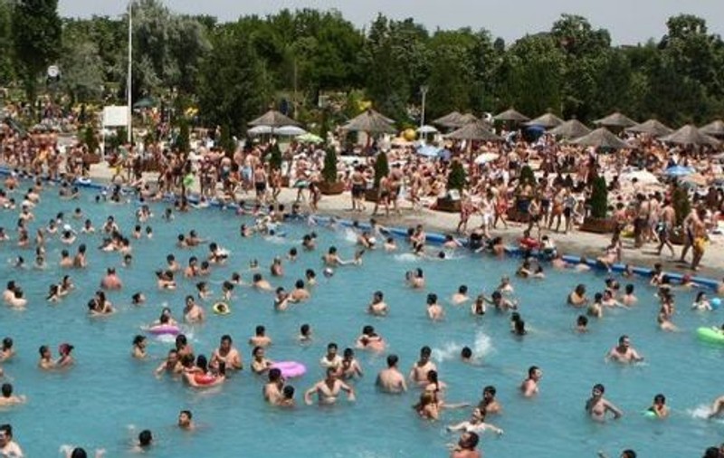Cum să ne ferim de bolile contagioase din ştranduri şi piscine