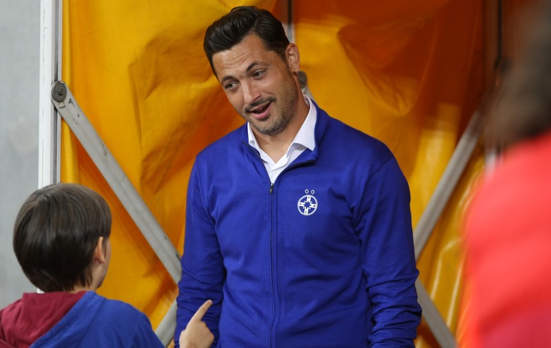 Fostul fotbalist Adrian Senin, primul cursant din România al Școlii de Antrenori din Moldova, îl pune în gardă pe Mirel Rădoi. ^”Chiar învățăm acolo, nu merge cu șpagă”