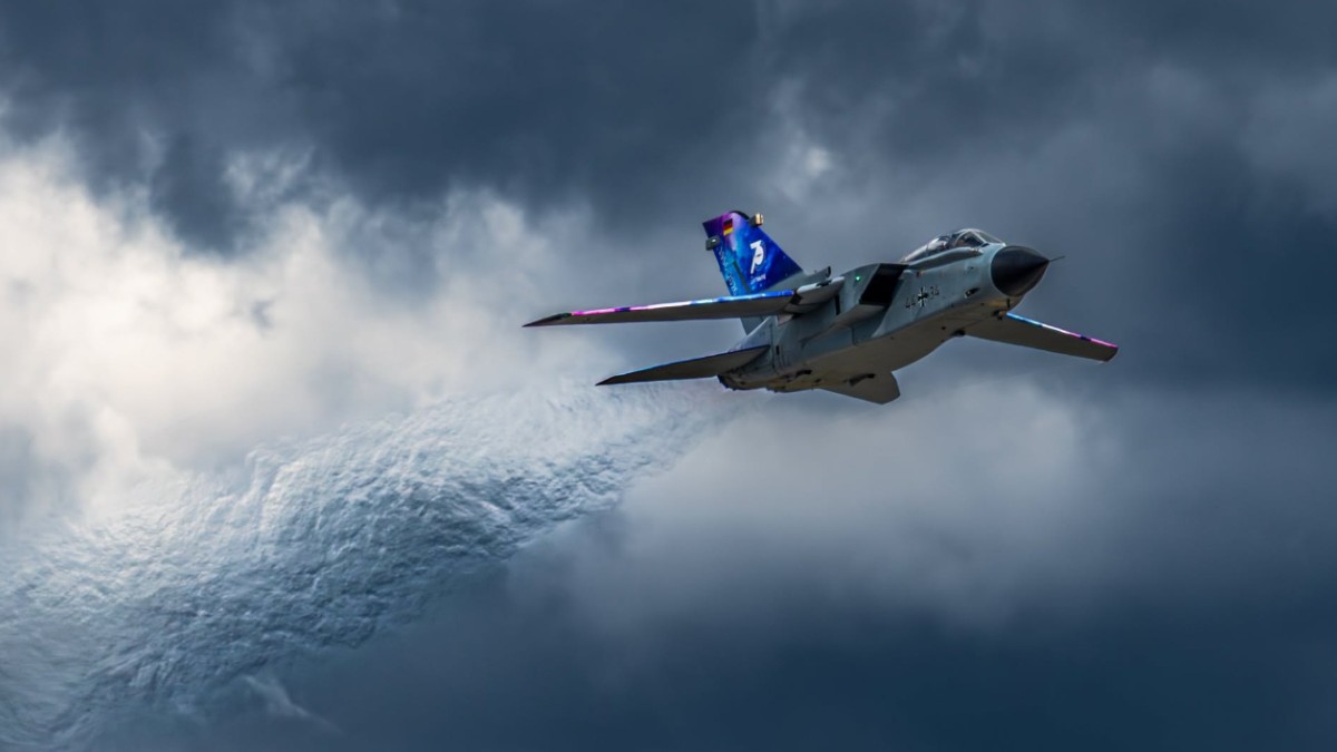 Un avion în zbor. Cerul este întunecat