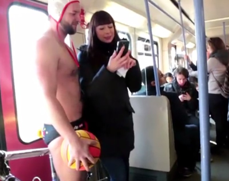 Poloiștii au călătorit cu tramvaiul echipați doar cu slipi și căști