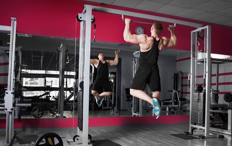 3 exerciții de evitat pentru începători în sala de fitness și alternative mai sigure