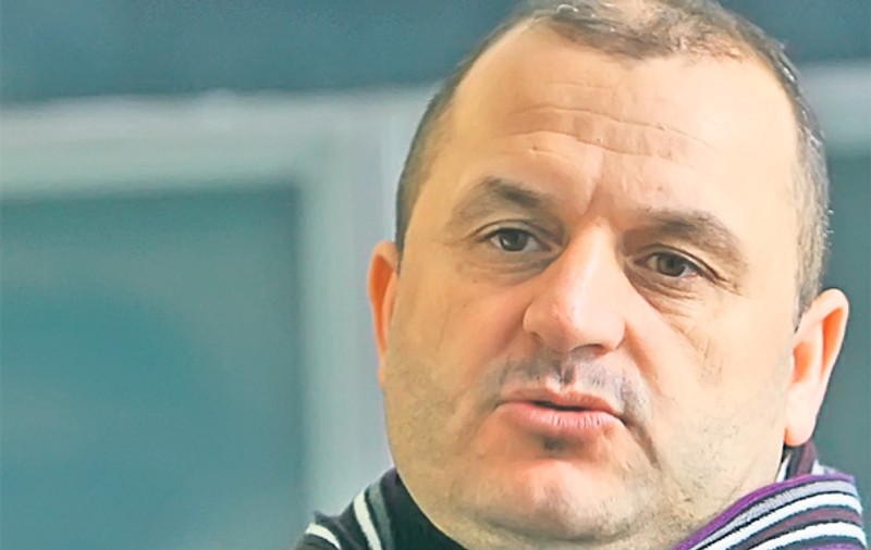 Deşi Universitatea Craiova este în pragul colapsului financiar, Adrian Mititelu are limuzină de 75.000 de euro
