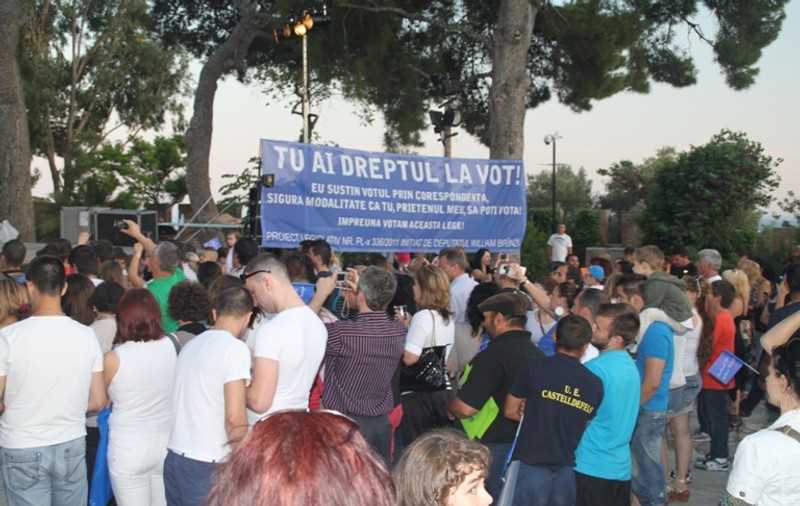 Zeci de mii de români din Spania au ieşit în stradă pentru a sprijini votul prin corespondenţă