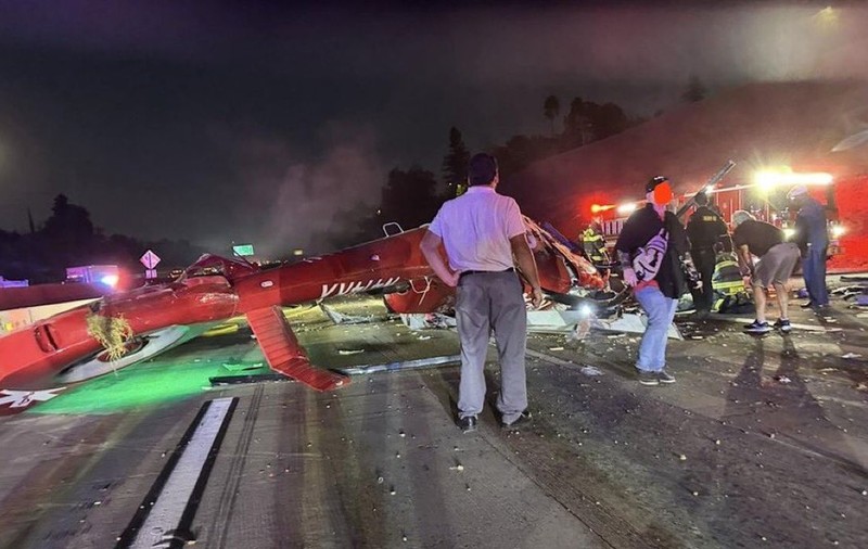 Un elicopter medical s-a prăbușit pe o autostradă din SUA, la scurt timp după decolare. Trei oameni sunt în stare critică