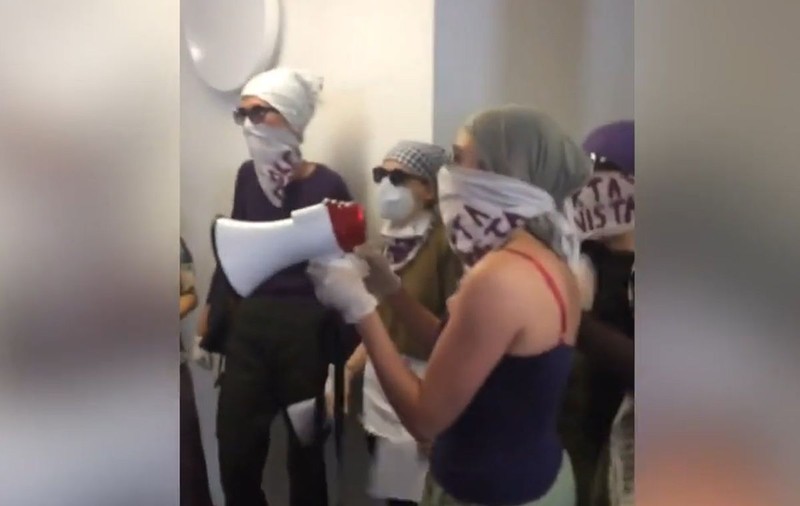 Redacția cotidianului național austriac, luată cu asalt de extremești de stângă după ce a relatat cazul unei fetițe violate și ucise