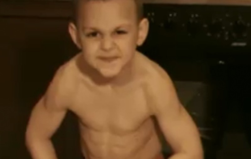 Hulk de România, cel mai puternic băieţel din lume / Video