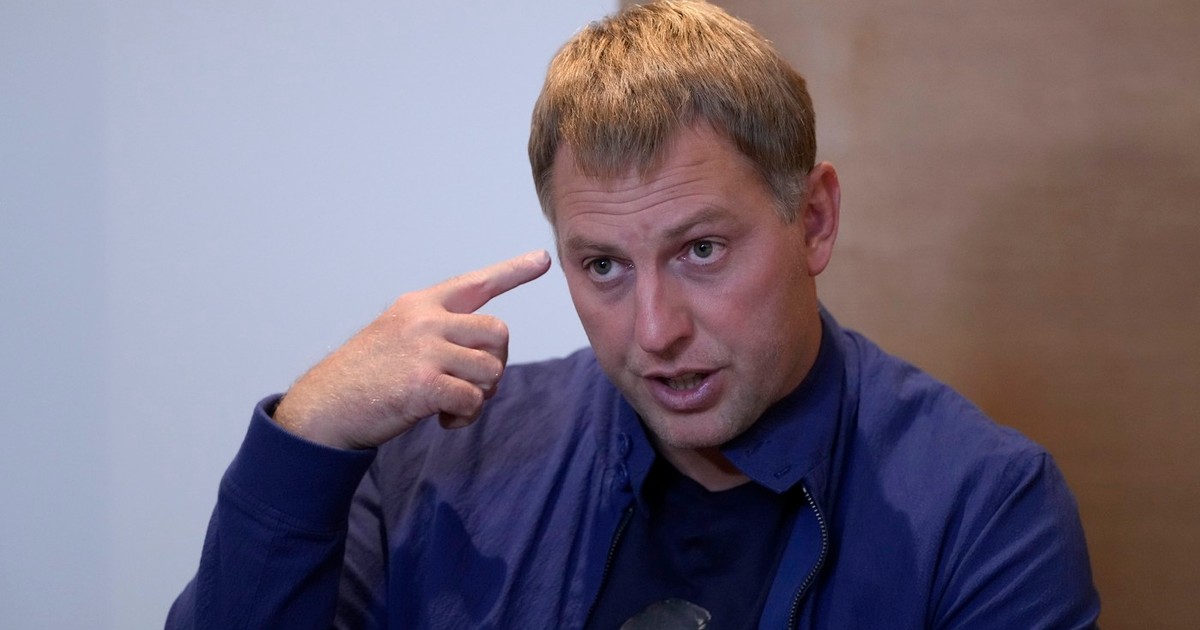 Activistul Vladimir Osecikin vorbește în timpul unui interviu cu The Associated Press Foto: Profimedia