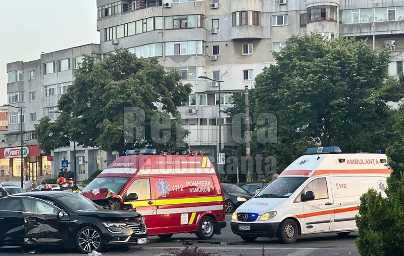 Ambulanţă SMURD aflată în misiune, implicată într-un accident în Constanţa. Trei persoane rănite