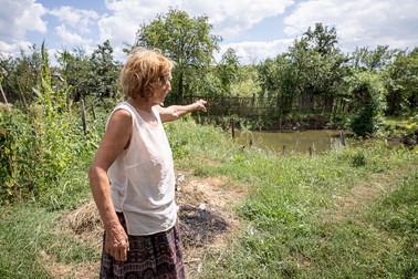 Mia adună apa într-o groapă din grădină