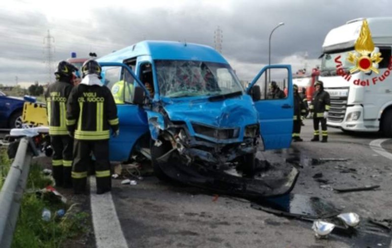 Microbuz cu români, spulberat de un TIR pe o şosea din Italia