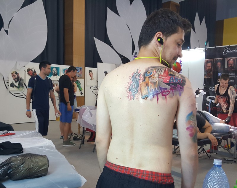 Din dragoste pentru graffitti! Un bucureștean și-a tatuat pe spate un vagon de metrou