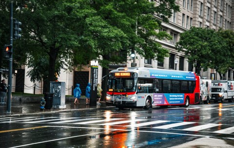 Italia a testat primul autobuz care se conduce singur. Ce s-a întâmplat după 1.280 de kilometri prin oraș