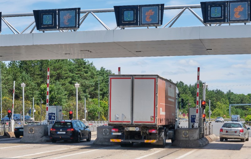 Șofer de TIR, amendat cu aproape 1.000.000 de euro și trimis 4 ani la închisoare după ce câinele vameșilor i-a „marcat” camionul pe autostrada A9, în Franța